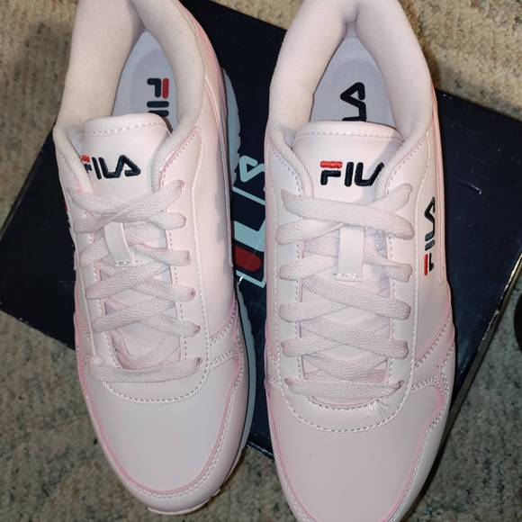 Brand New Pink Filas they look like the lighter pink pics - Picture 4 of 8